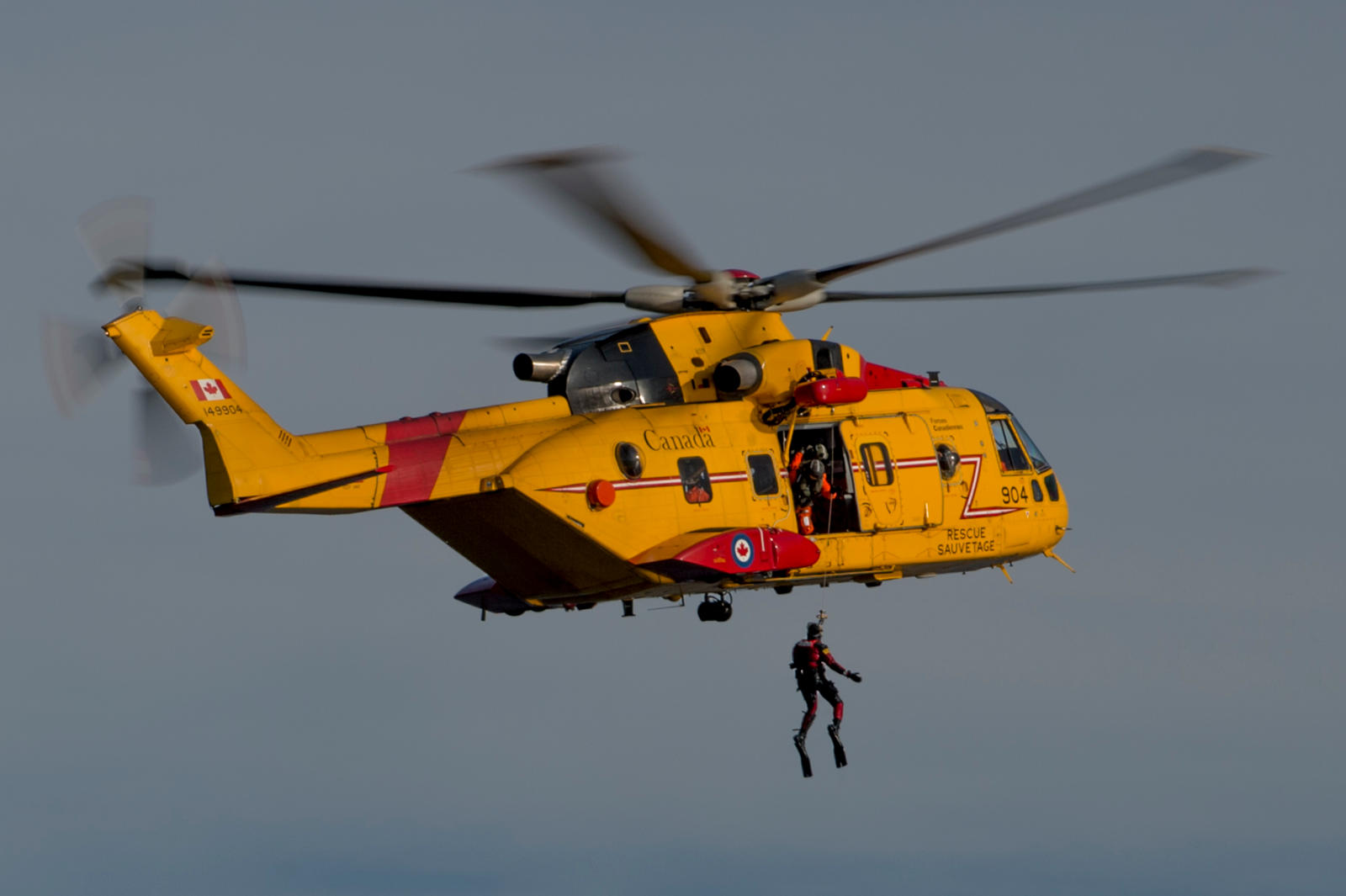 A CH-149 Cormorant helicopter hoists a Search and Rescue Technician during the National Search and Rescue Exercise (SAREX 2016) in Yellowknife, Northwest Territories on September 21, 2016.Photo: MCpl Pat Blanchard, Canadian Forces Combat CameraIS03-2016-0035-007~Un technicien en recherche et sauvetage est hissé à bord dun hélicoptère CH-149 Cormorant au cours de lexercice national de recherche et sauvetage (SAREX 2016), à Yellowknife, aux Territoires du Nord Ouest, le 21 septembre 2016. Photo : Cplc Pat Blanchard, Caméra de combat des Forces canadiennesIS03-2016-0035-007