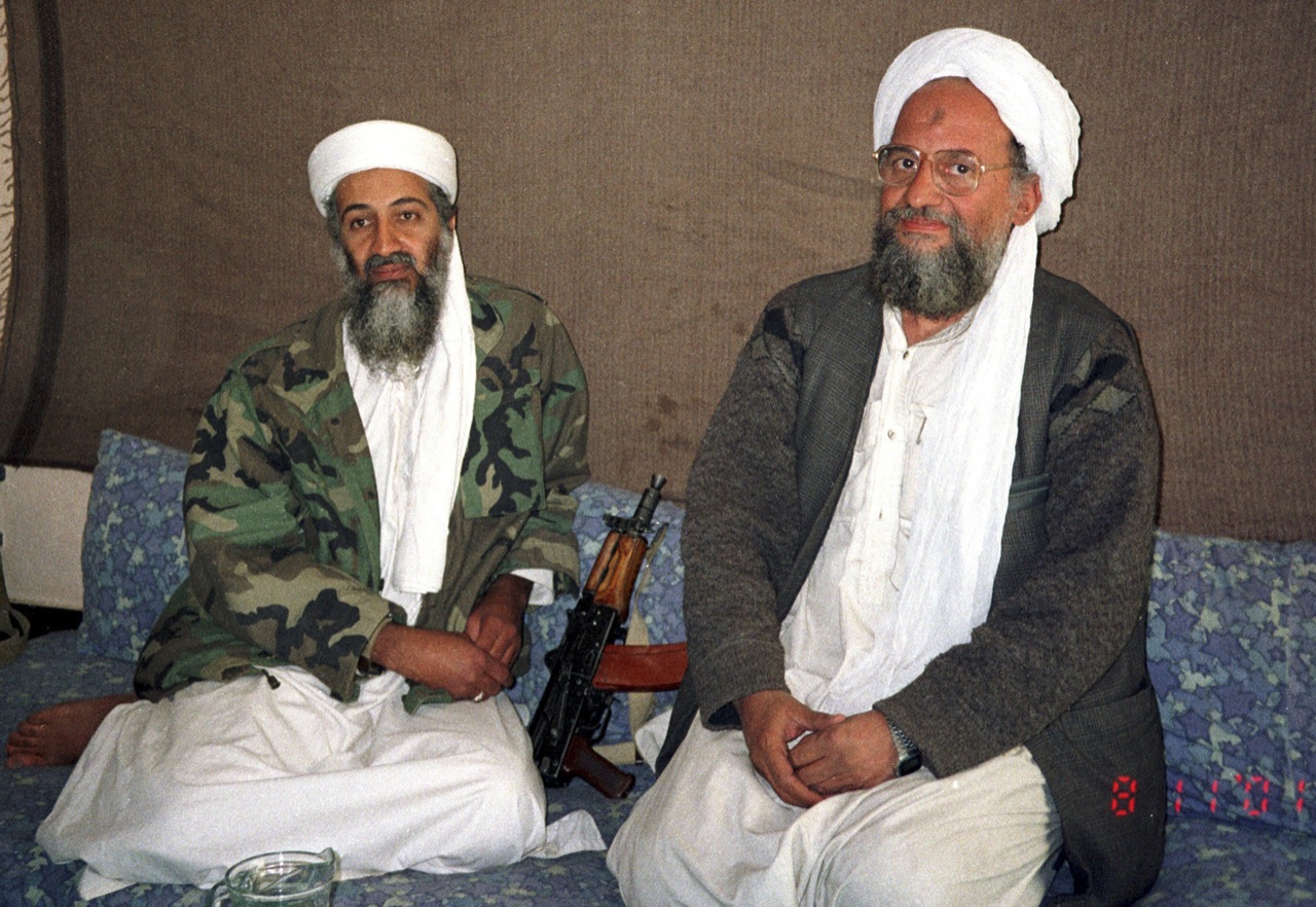 Osama bin Laden (L) sits with his adviser and purported successor Ayman al-Zawahiri, an Egyptian linked to the al Qaeda network, during an interview with Pakistani journalist Hamid Mir (not pictured) in an image supplied by the respected Dawn newspaper November 10, 2001. Al Qaedas elusive leader Osama bin Laden was killed in a mansion outside the Pakistani capital Islamabad, U.S. President Barack Obama said on May 1, 2011. REUTERS/Hamid Mir/Editor/Ausaf Newspaper for Daily Dawn (AFGHANISTAN - Tags: POLITICS CONFLICT IMAGES OF THE DAY). (Foto: HO/Scanpix 2011)
