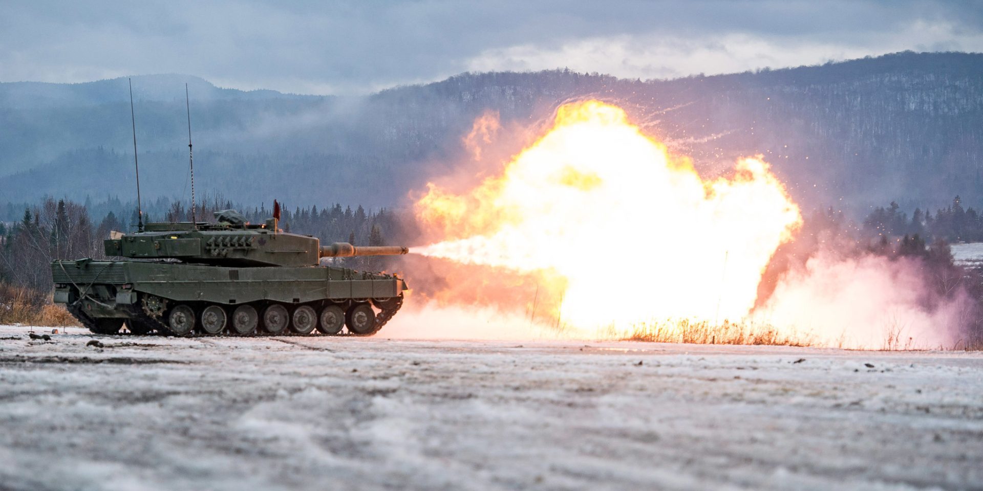 Soldiers conduct firing simulations with Leopard 2A4 tanks at CFB Valcartier in Quebec City, Que., on Nov. 22, 2017. DND photograph by Aviator Stéphanie Labossière