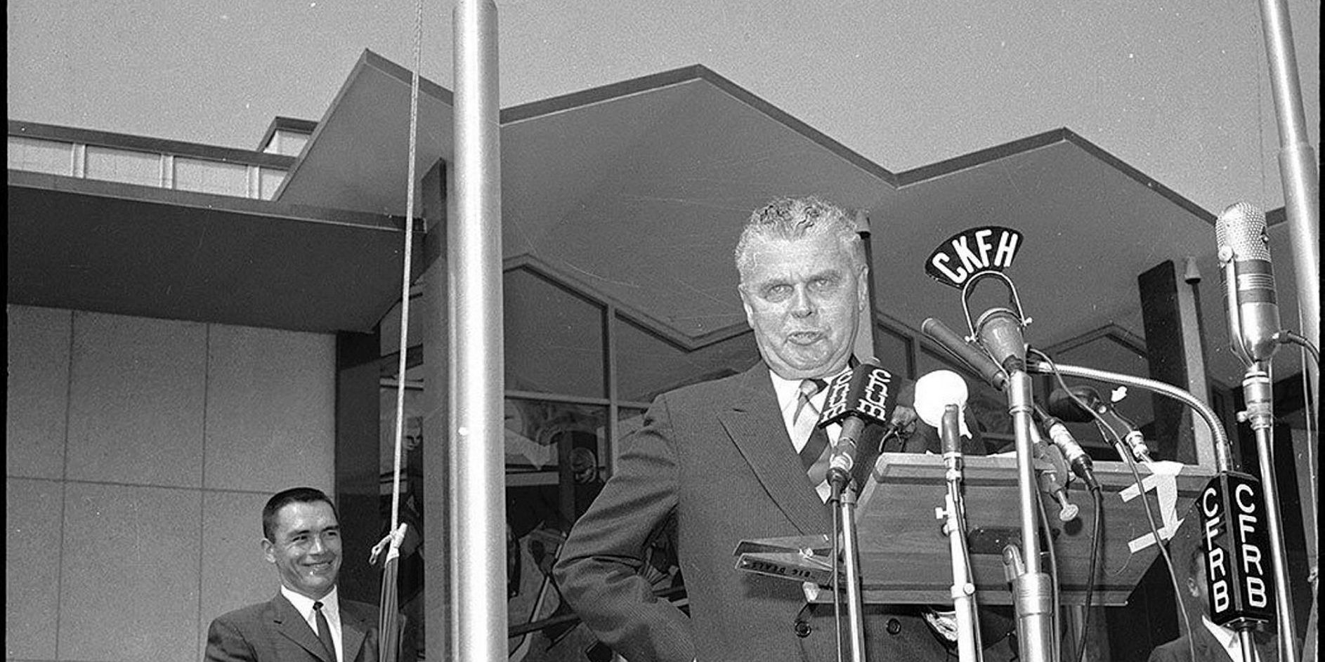 John_Diefenbaker_at_opening_of_Hockey_Hall_of_Fame_(50540776037).t63f659d5.m2048.x_xiQzLPZ