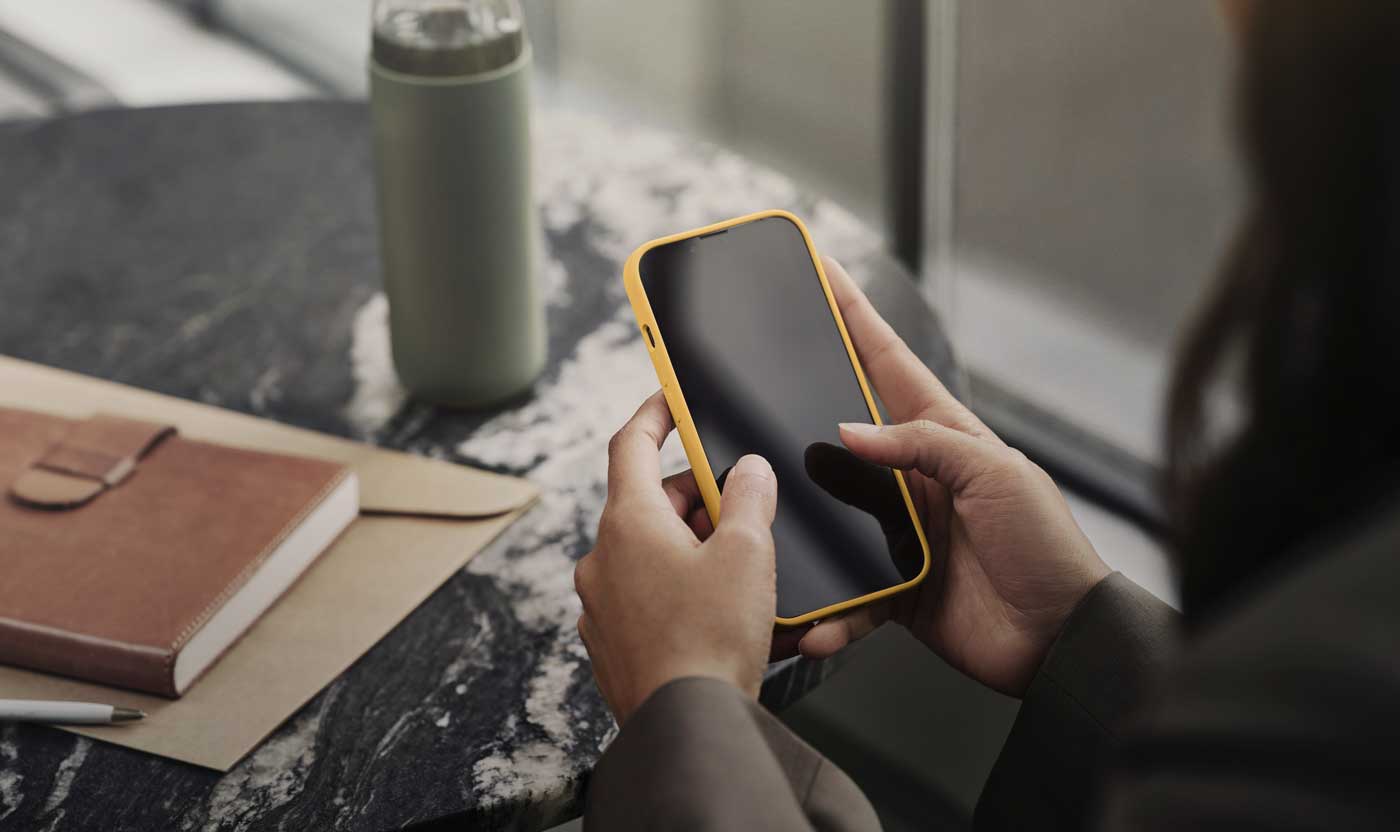 Verified_iPhone_Blank_Screen_Business_Female_Sept_22-WEB