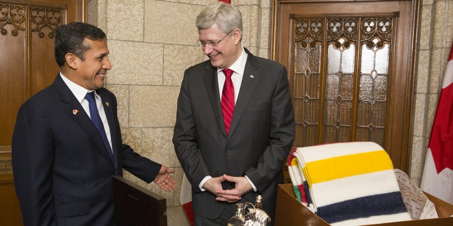 Prime Minister Stephen Harper exchanges gifts with His Excellency Ollanta Humala Tasso, President of the Republic of Peru, on Parliament Hill April 10, 2014.
PMO photo by Jason Ransom
