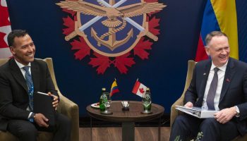 Pedro Sánchez and David McGuinty. Photograph courtesy of X/National Defence