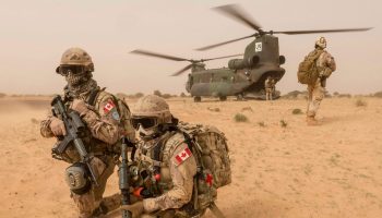 Members of the CH-147 Chinook medical team practice exiting the helicopter under the watchful eye of the force protection team in support of Operation PRESENCE - Mali around Gao, Mali on July 28, 2018.  Photo: MCpl Jennifer Kusche, Canadian Forces Combat Camera