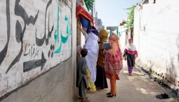Women health workers—like this dedicated polio team in Karachi, Pakistan—are vital to stopping polio worldwide.
Khaula Jamil photograph courtesy of Rotary International