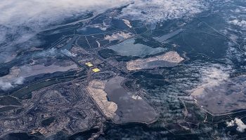 Syncrude_oil_sands_mine_works,_Mildred_Lake,_Alberta