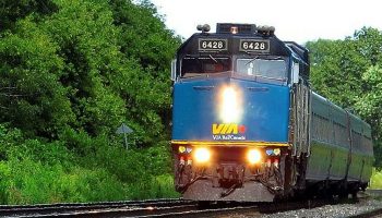 Via_Rail_passenger_train_in_Scarborough_Canada.t6549378e.m2048.xR-VHF05-