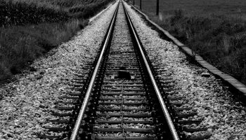 train-933080_1920